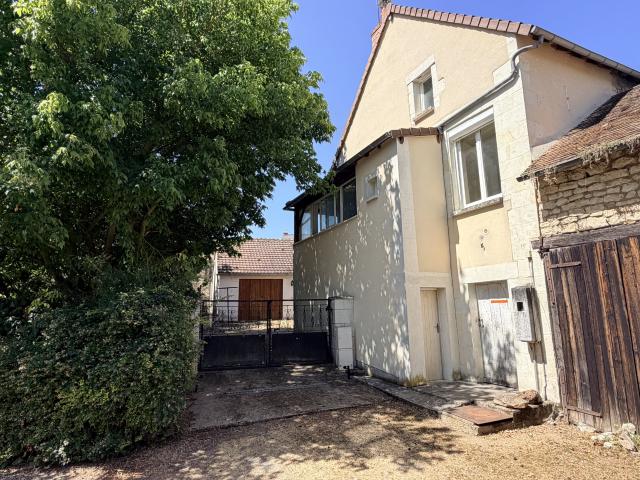 EXCLUSIVITÉ NAINTRE 86 Maison de bourg avec jardin et double garage