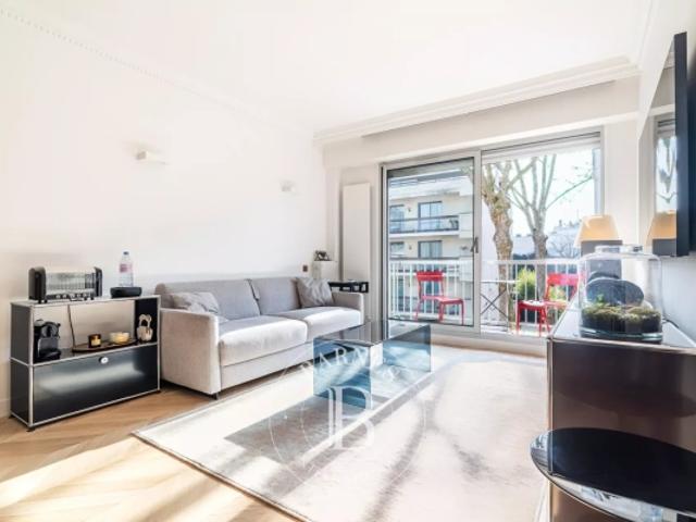 Exclusivité Neuilly Saussaye Grand studio rénové comme une suite d'hôtel Large balcon Lumineux et ensoleillé Calme et verdure
