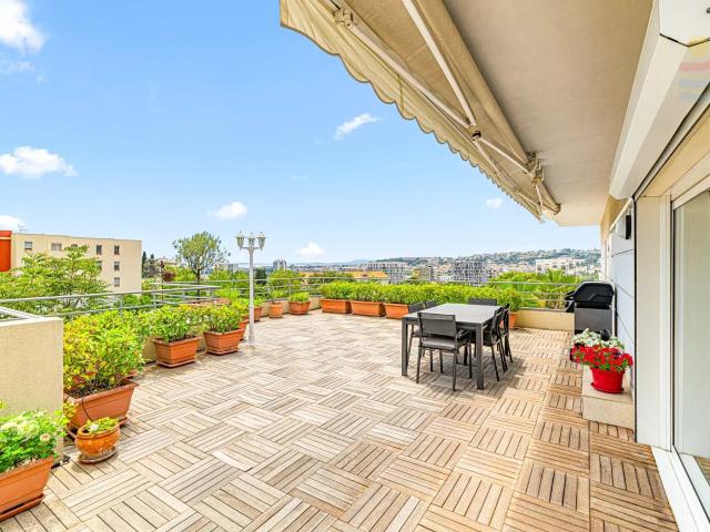 EXCLUSIVITÉ – NICE OUEST – CORNICHE FLEURIE – DUPLEX ESPRIT « VILLA SUR LE TOIT » – 100 m² – TERRASSES SPECTACULAIRES 91 m² & PISCINE