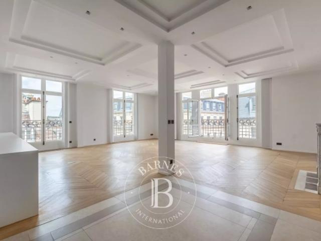 EXCLUSIVITÉ PARIS 7 BELLECHASSE GRENELLE Duplex derniers étages à aménager avec studio indépendant 4/5 chambres