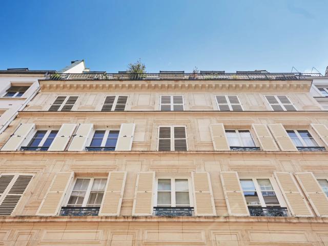 75007 PARIS Rue de Verneuil 1 chambre Dernier étage