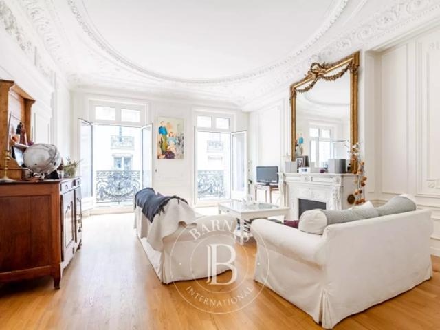 Exclusivité Paris 8è Lisbonne Monceau Appartement au 2ème étage avec balcon filant Sud 2 ou 3 chambres