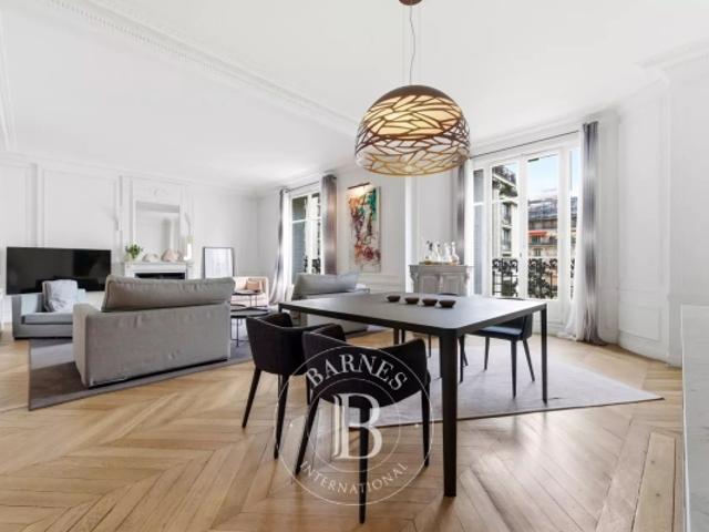 Exclusivité Paris 17 Pereire / Sainte Ursule Appartement 3 chambres Immeuble Haussmannien Vue dégagée