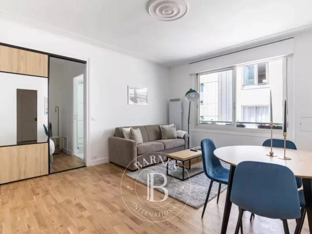 EXCLUSIVITE PARIS VIII Avenue Montaigne 6e étage avec ascenseur