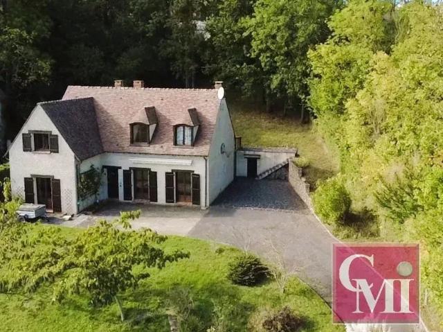 Exclusivite ! Pavillon familial avec piscine et grande dépe
