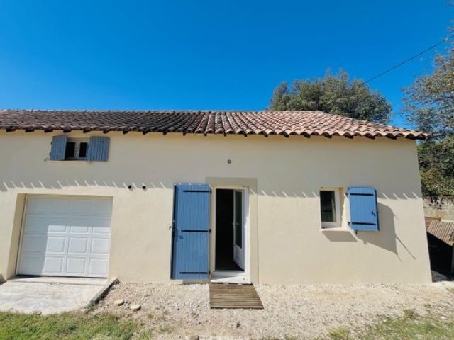 EXCLUSIVITE: Proximité immédiate du village avec 2 habitati