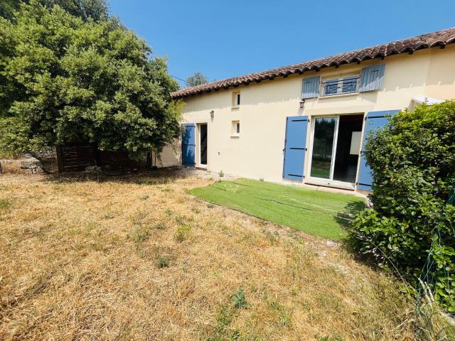EXCLUSIVITE: Proximité immédiate du village avec petit jardinet