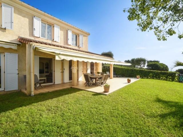 Exclusivité Proche Biot Dans domaine fermé et recherché avec piscine, parc et tennis Villa 5P avec vue sur la mer Garage, 2 parkings
