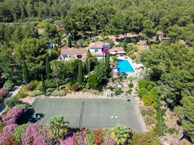 Exclusivité Propriété avec 3 villas, piscine et tennis
