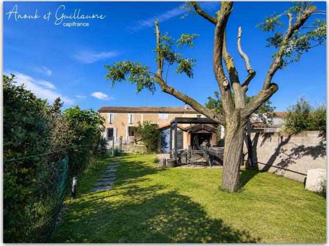 Exclusivité Propriété avec double logement, jardin et double garage Caux 34720