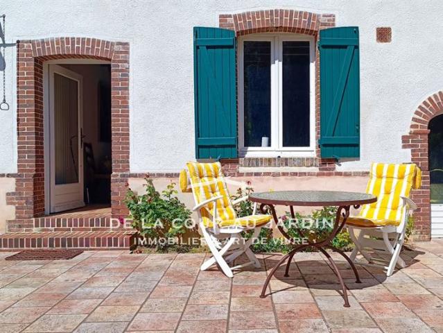 EXCLUSIVITÉ Propriété de 1840 avec jardin paysager et dépendan