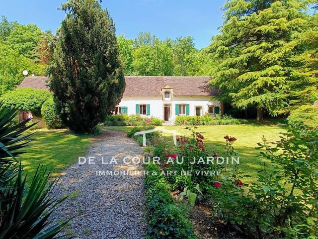 EXCLUSIVITÉ Propriété de 1840 avec jardin paysager et dépendances