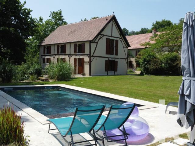 EXCLUSIVITÉ – Propriété de caractère du XVIIIe siècle – 15 pièces