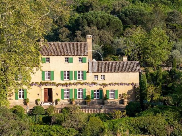 EXCLUSIVITÉ Propriété du 19ème siècle avec vignes à vendre dan