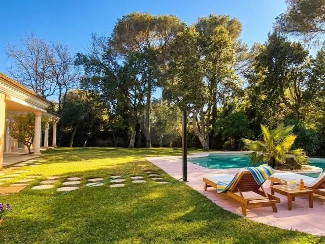 EXCLUSIVITÉ: PROPRIÉTÉ RARE DE PLAIN PIED À SAINT RAPHAËL