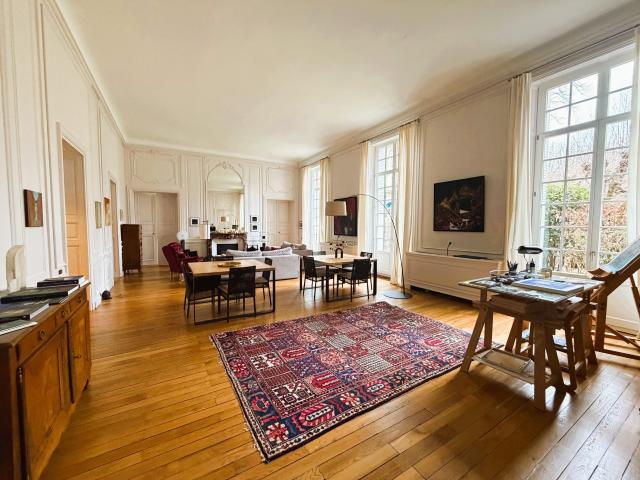 EXCLUSIVITE PRESTIGIEUX APPARTEMENT AVEC GARAGE ET JARDIN