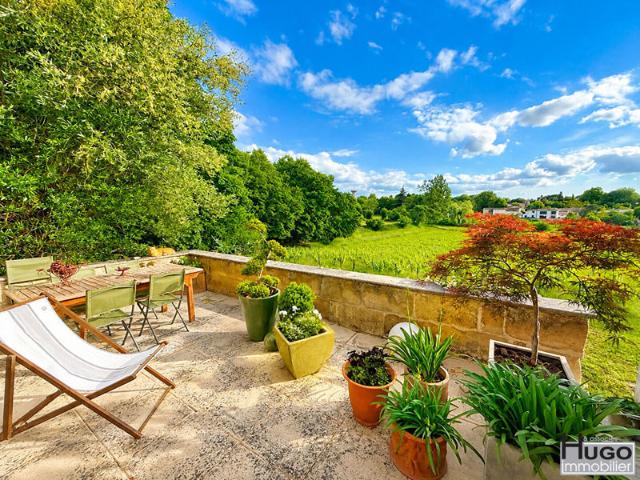 EXCLUSIVITÉ ! QUINSAC Maison Girondine en pierre avec ses dépendances et son grand jardin.