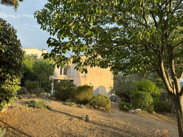 exclusivité rare à la vente ! Maison de village avec jardin !