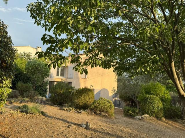 exclusivité rare à la vente ! Maison de village avec jardin