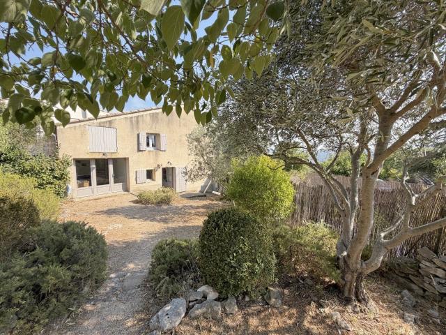Exclusivité rare à la vente ! Maison de village avec jardin. 83m² Saint Saturnin lès Apt