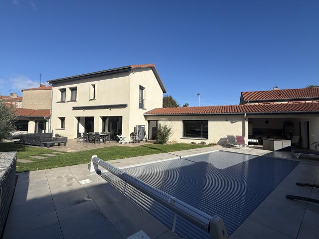 Exclusivité, rare à la vente maison de ville complétement rénovée à neuf avec terrain et piscine