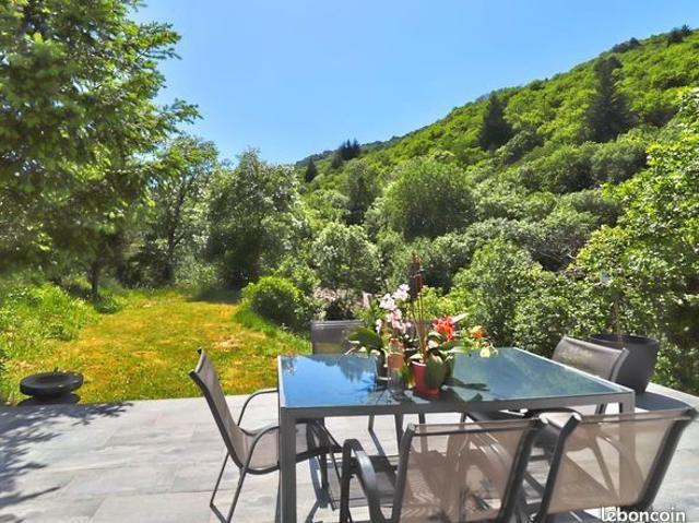 EXCLUSIVITÉ RARE À VILLEFORT – Maison contemporaine récente sans vis à vis, entourée de nature, avec 3 terrasses, chambre de plain pied, terrain