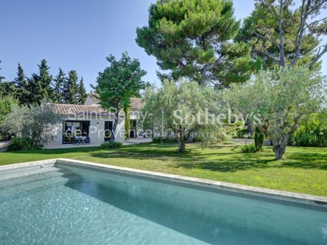 Exclusivité. Rare, Eygalières, belle maison rénovée en centre village avec jardin et piscine