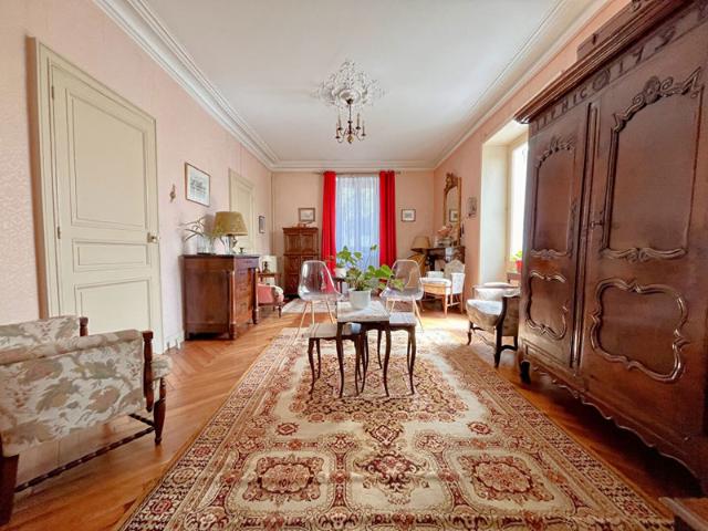 EXCLUSIVITE ROND POINT DE RENNES SAINT FELIX Très belle maison de caractère