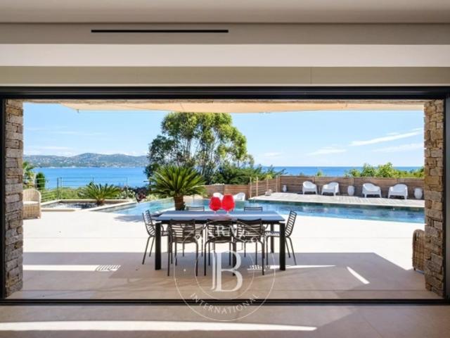 EXCLUSIVITÉ SAINTE MAXIME VILLA MODERNE 5 CH PISCINE VUE MER