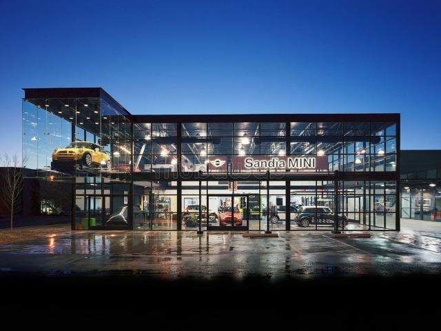 Exclusivité Showroom Bureaux a la location idéal pour Concessionnaire de voiture, laboratoire ……etc en plein Bld a Roche noire Ain sebaa