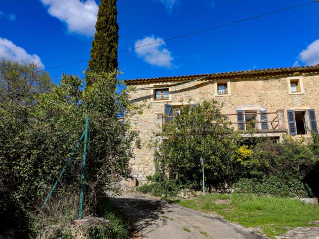 EXCLUSIVITE SOGIP. Maison en pierres de 208m2 environ avec 6