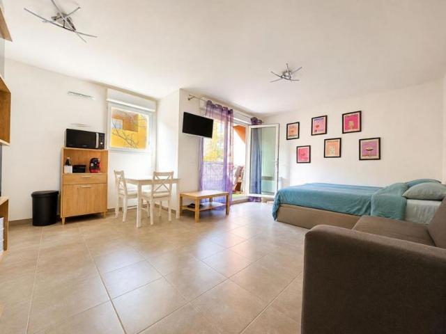 ? EXCLUSIVITÉ – Studio au calme avec tramway en bas de chez vous !