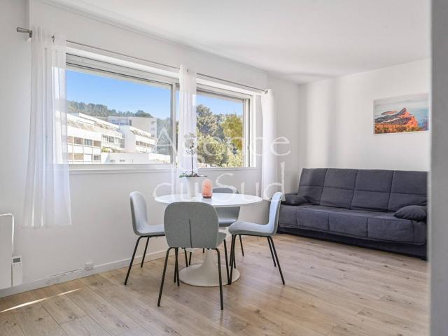 EXCLUSIVITE Studio entièrement rénové avec une place de stati