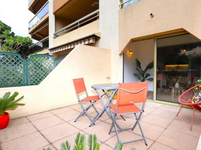 EXCLUSIVITÉ – Studio en rez de chaussée, terrasse et stationneme