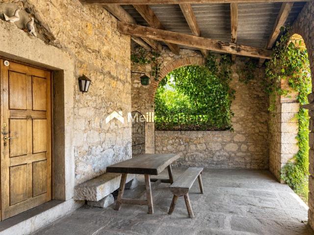 Exclusivité Sud Ardèche 07460 Maison indépendante en pierres 100 m2 – 3 chambres, jardin intimiste et terrasse couverte
