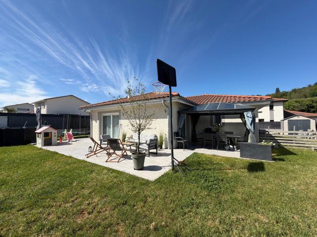 EXCLUSIVITÉ SUPERBE MAISON CONTEMPORAINE DE PLAIN PIED 117 m2 TERRAIN 622 m2 2 min A43