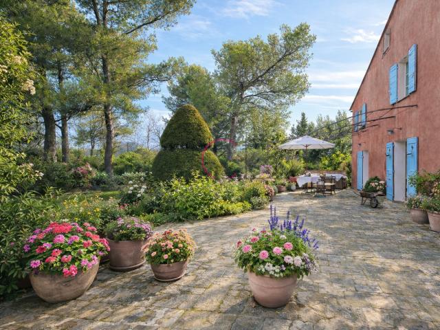 EXCLUSIVITÉ Superbe Propriété de 270 m2 avec Piscine, Grand Terrain et Fort Rendement Locatif 3000 €/mois