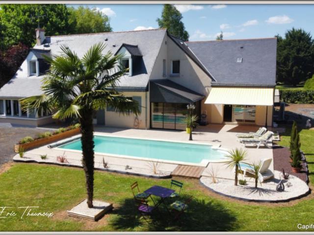 SUPERBE PROPRIÉTÉ FAMILIALE AVEC VIE DE PLAIN PIED, PISCINE, 6 chambres, grand garage