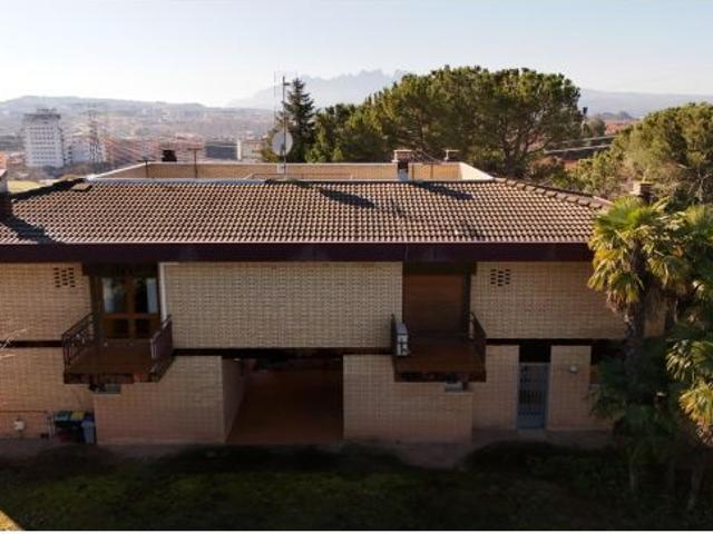 Exclusividad y Comfort: Dos Chalets Únicos con Vistas Espectaculares en Manresa