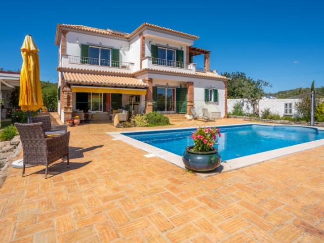 EXCLUSIVIDADE Moradia de qualidade situada a 5mn de Loulé, com 3 quartos e piscina
