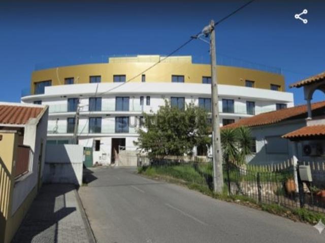 Exclusividade e Conforto no Centro da Lourinhã: Duplex T4 com Rooftop Privado e Piscina