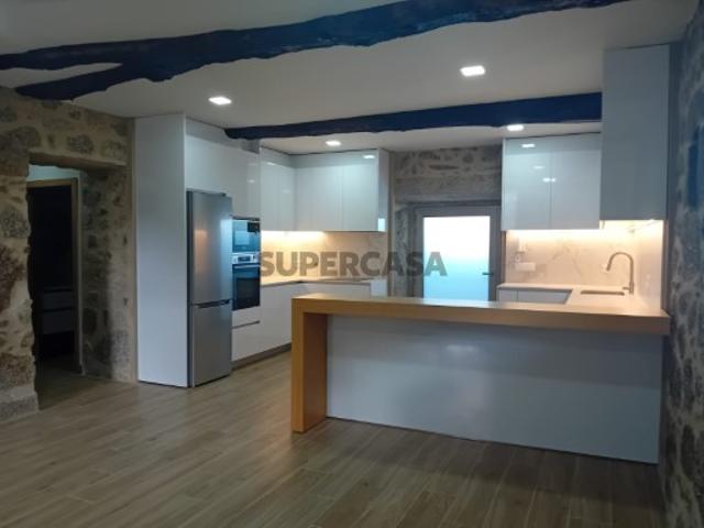 Exclusividade e Charme em Pedra: Moradia Individual T3 em Carapeços, Barcelos