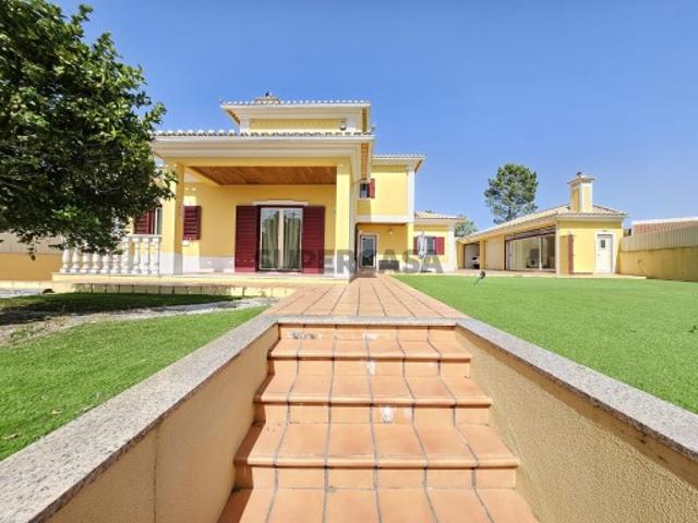 Exclusividade Imobiliária Lider Oferta de Verão oferecemos a escritura Moradia isolada com 649m de Terreno Urbano nos Casais da Serra Milharado