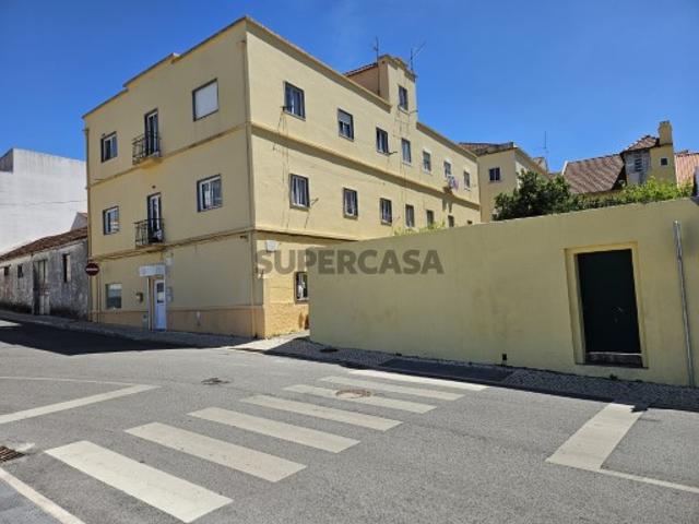 Exclusividade Imobiliária Lider Arrumos com 6 divisões e corredor no Centro da Malveira