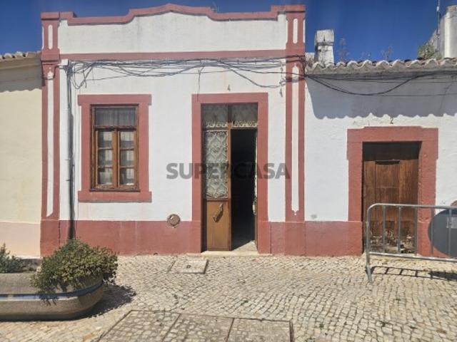 EXCLUSIVIDADE Ruina no centro de Salir com imenso potencial!