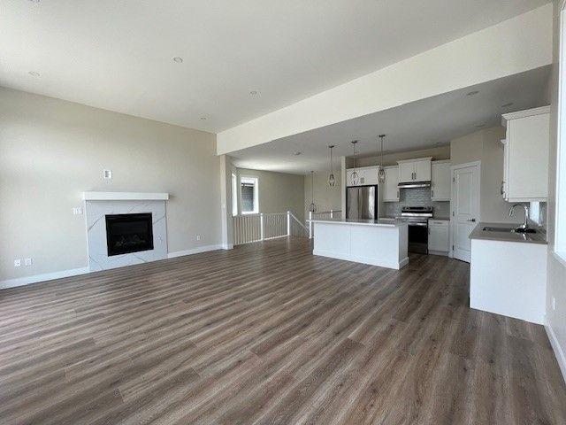 Executive 3 Bedroom Plus Den/Office in Ladysmith