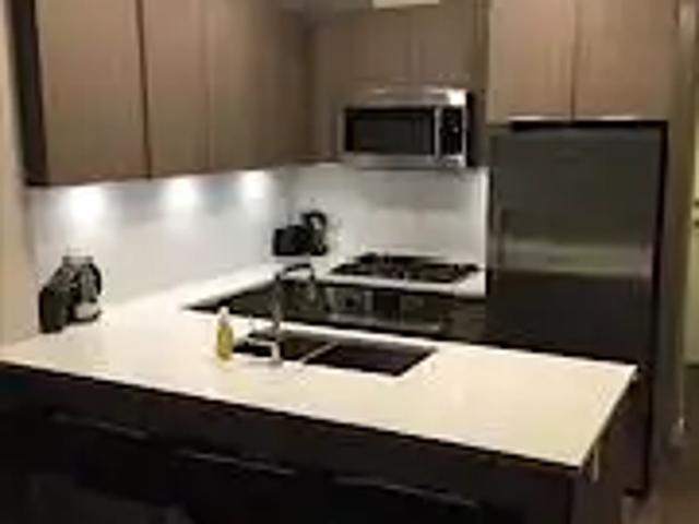 FULLY FURNISHED Executive 1 Bedroom + Den 2 Bathroom Condo in VEN Sunnyside