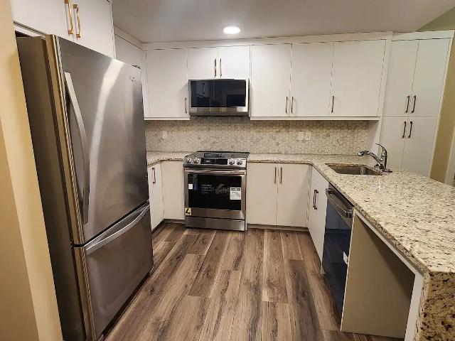 Executive 2 bed 2 bath condo in the prestigious neighborhood of Aspen Woods
