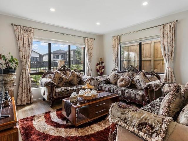 Executive Family Living with Separate Granny Flat in Prime Flat Bush Location!