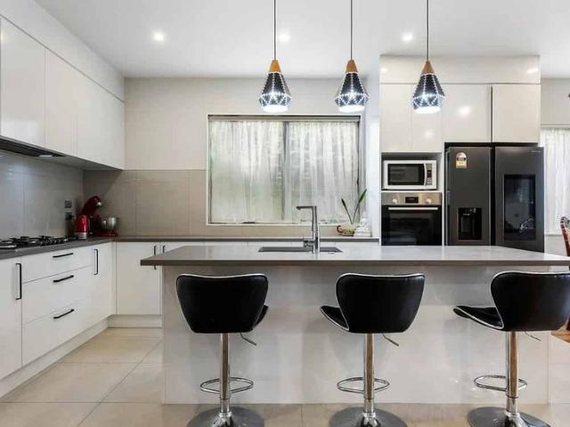 Executive Family Living with Separate Granny Flat in Prime Flat Bush Location!